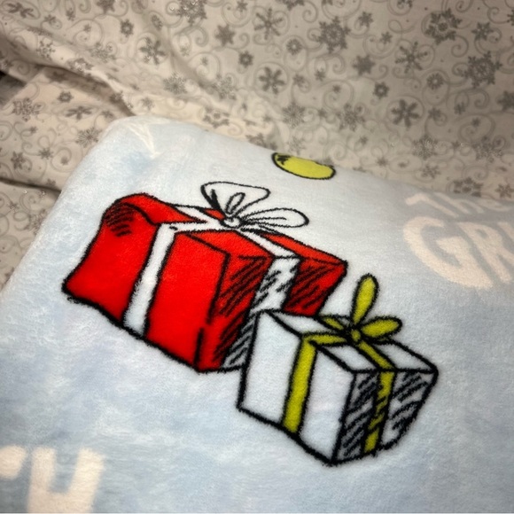 How The Grinch Stole Christmas Oversized VIRAL Throw Blanket - Baby Blue Color - Picture 6 of 10